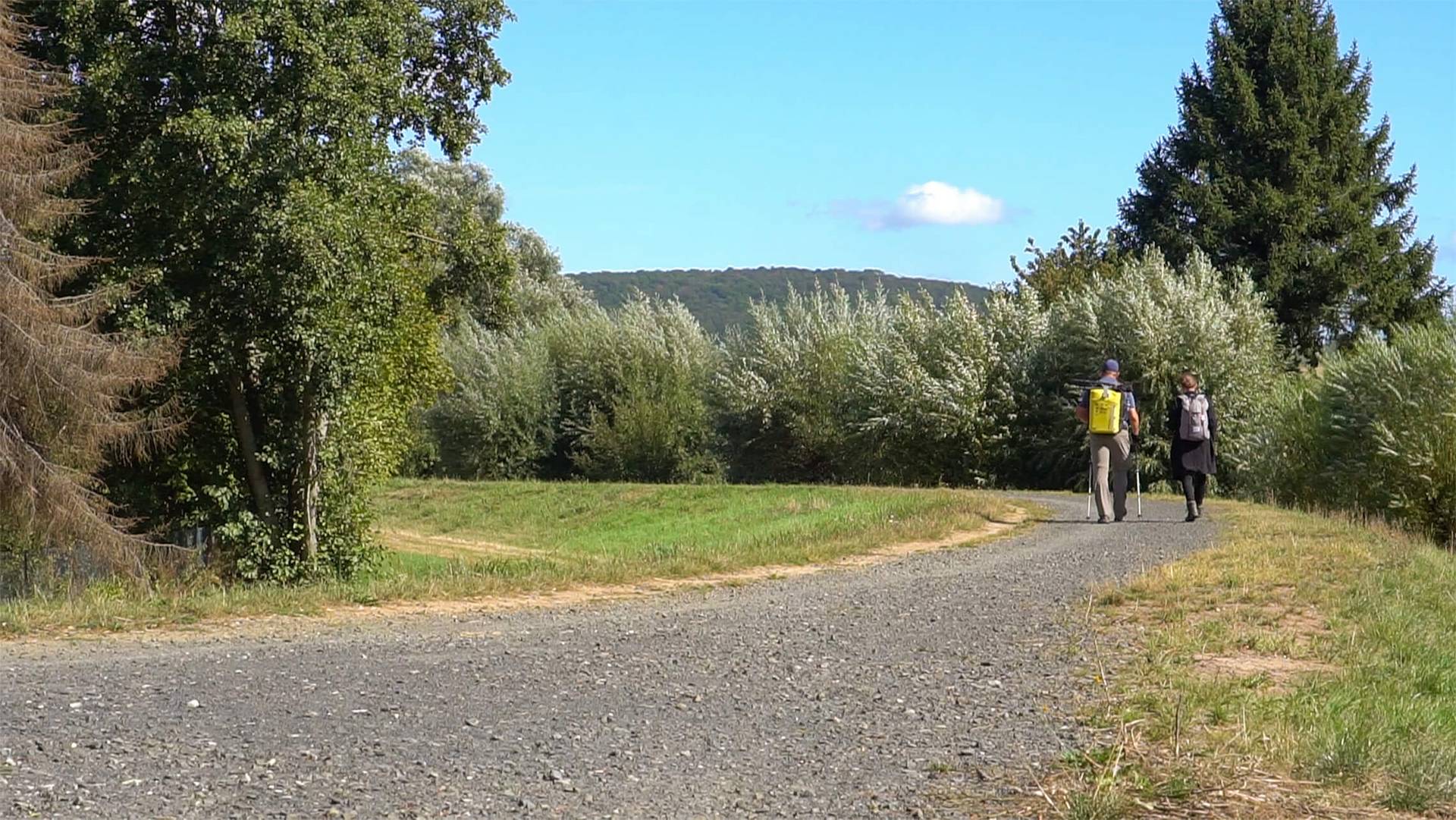 Ein Mann und eine Frau wandern auf einem Weg